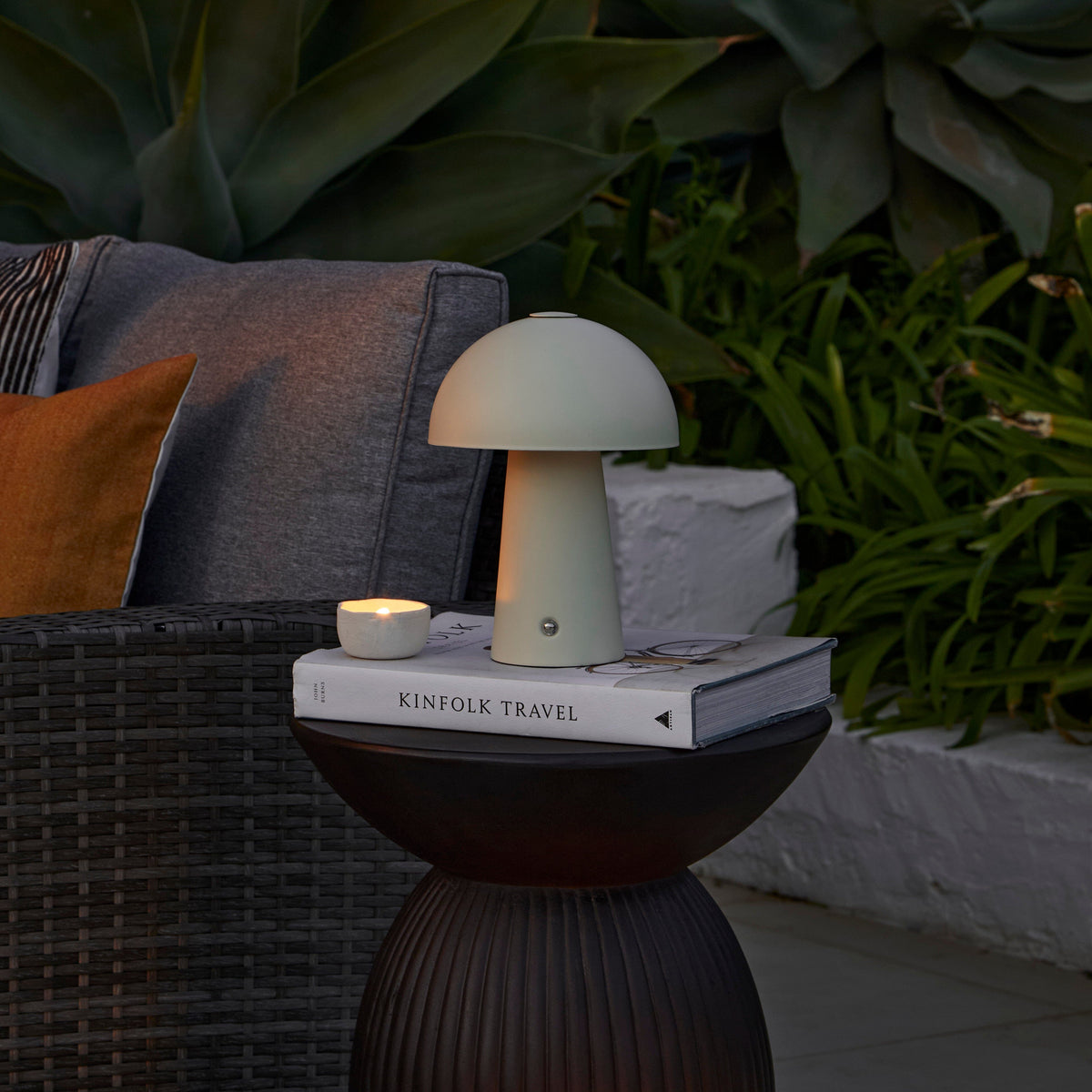Brockhill_Rechargeable_Lamp_White_off