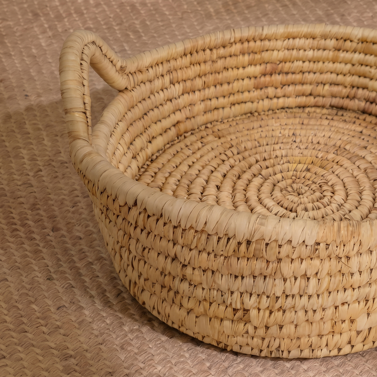 Kasheli 30cm Round Sea Grass Tray - Natural Date Leaf
