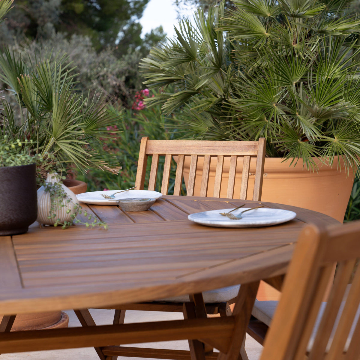 Ashby 8 Seater Wooden Round Garden Dining Set with Cream Parasol - 160cm - Laura James