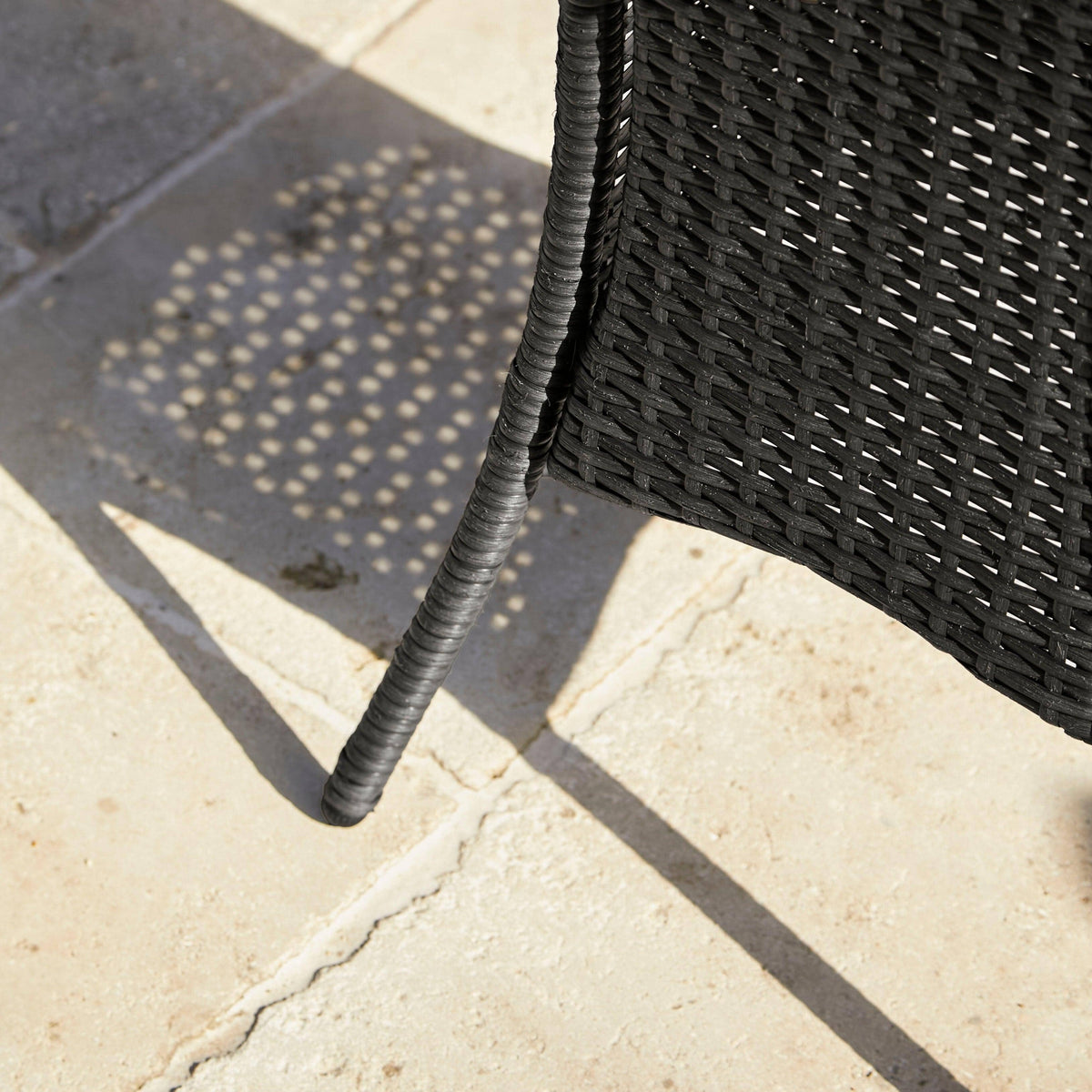 Kemble 4 Seater Rattan Round Garden Dining Set with Grey Parasol - Black Weave