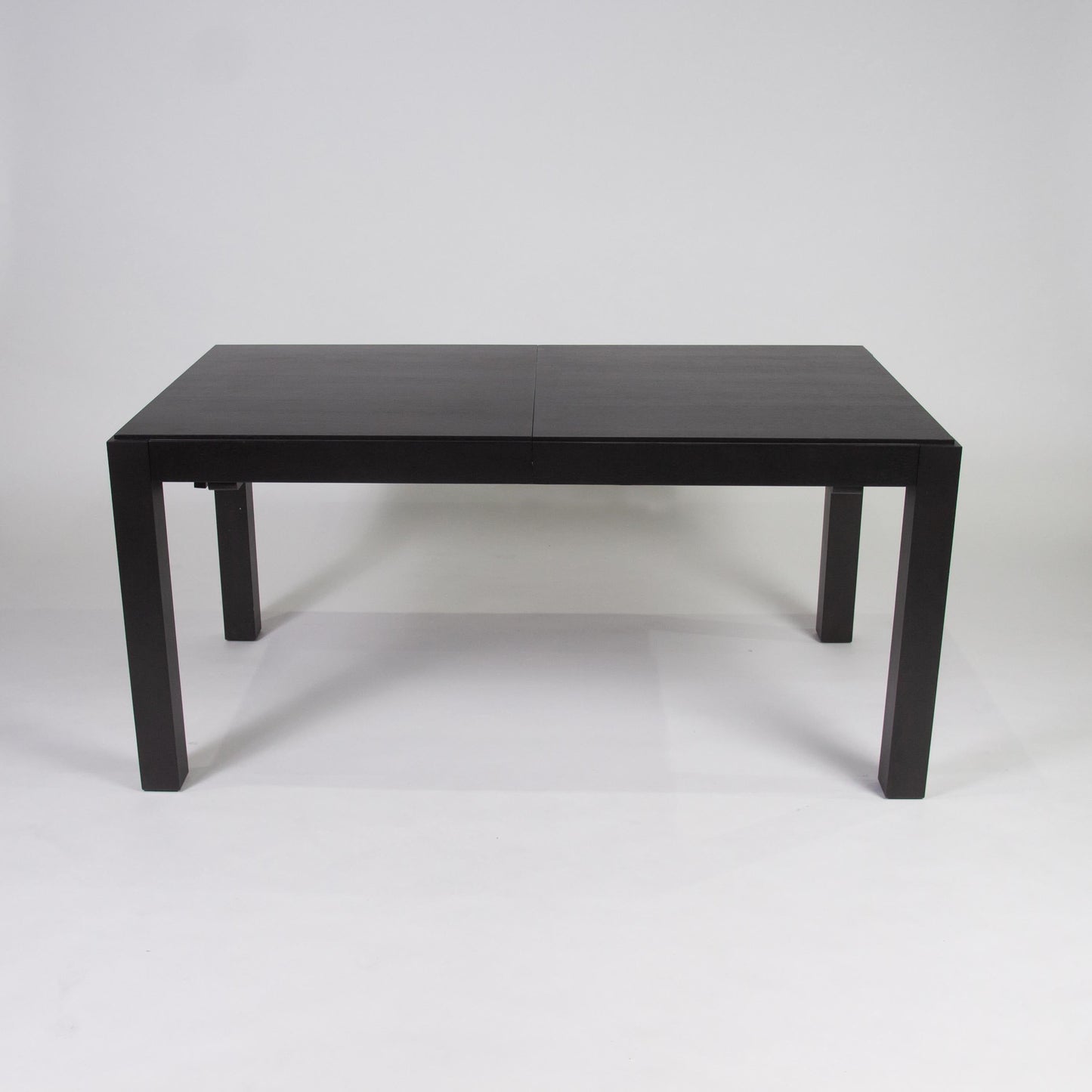 Magnus extendable dining table - black