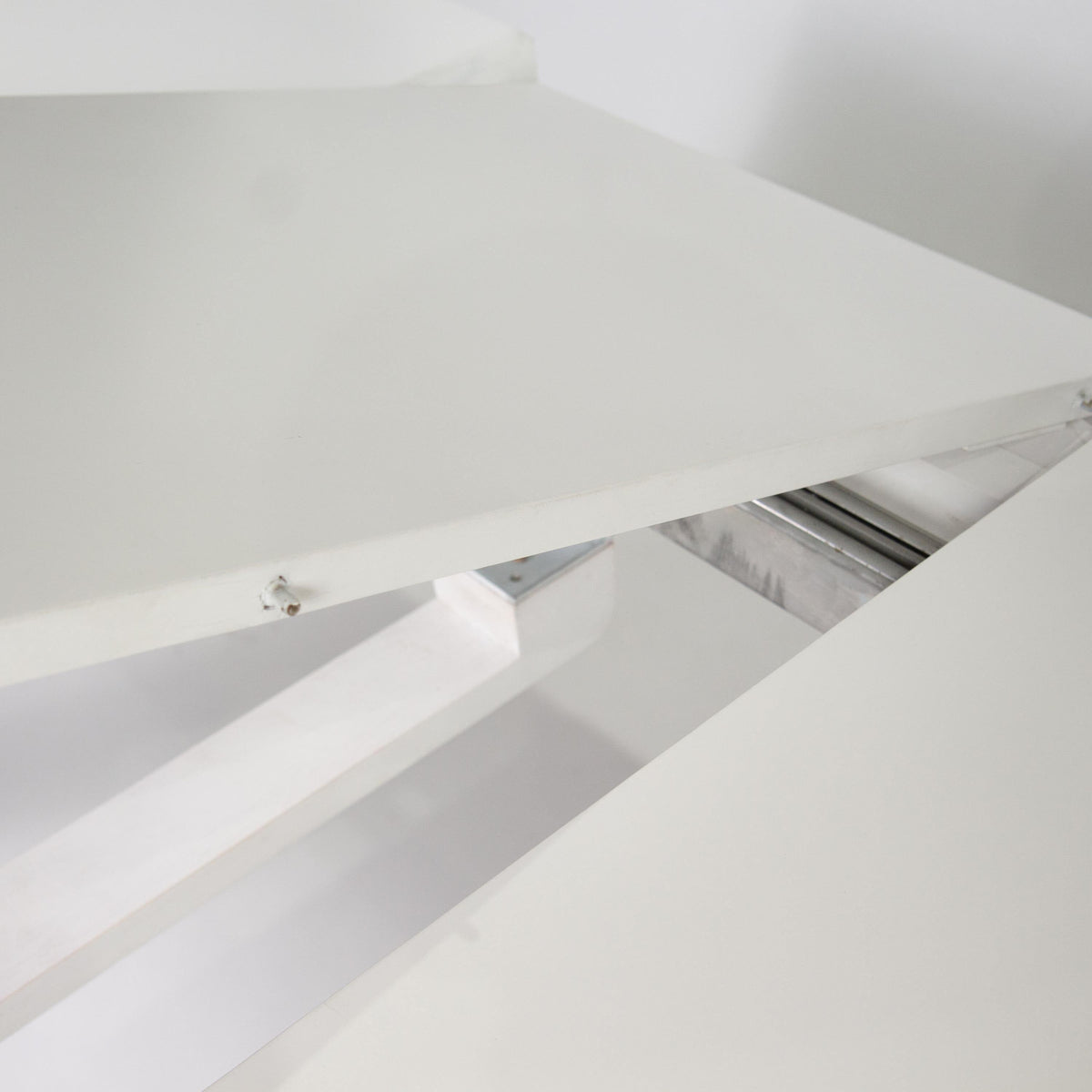Magnus White 6-8 seater dining table