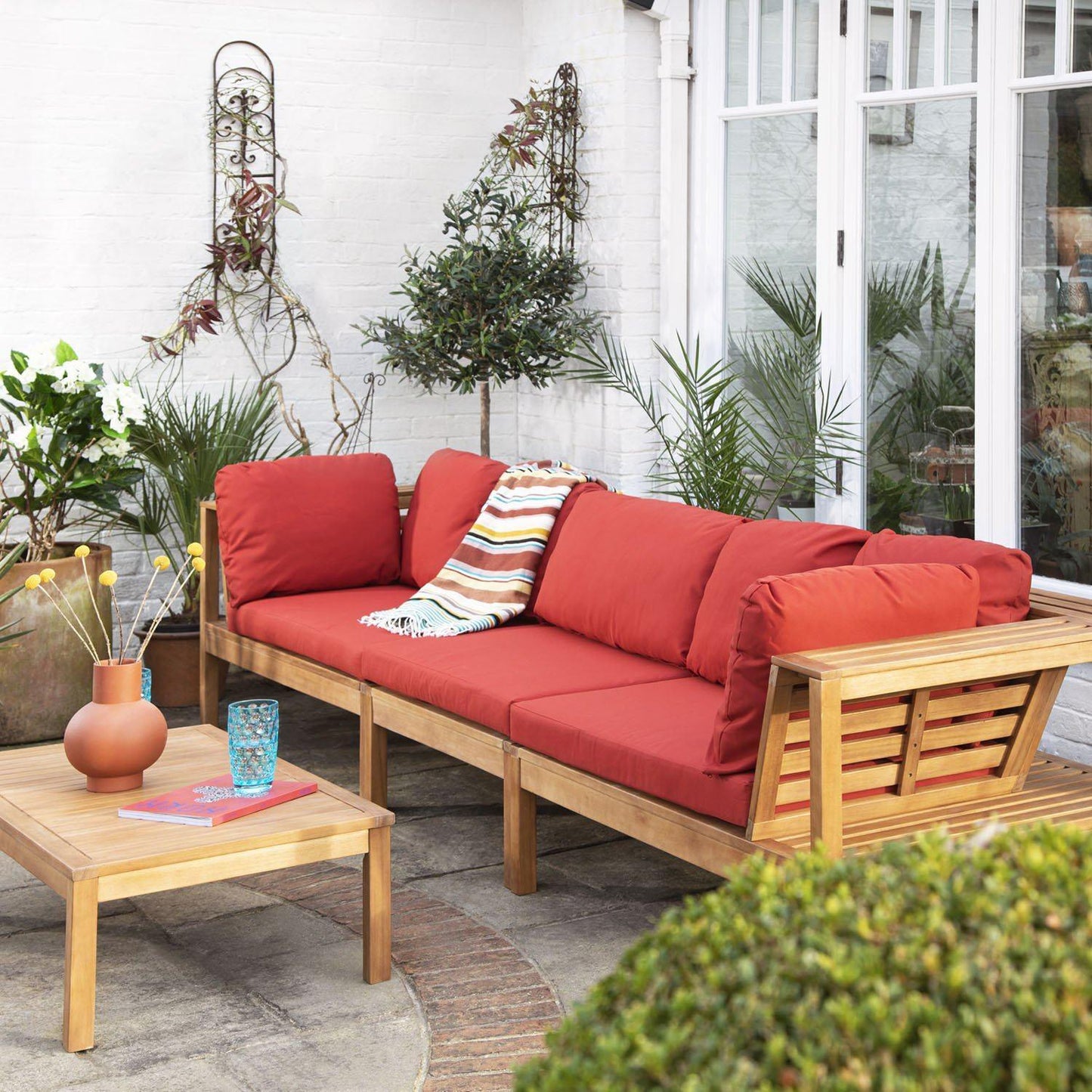Dakota outdoor sofa set with cream LED premium parasol - acacia wood