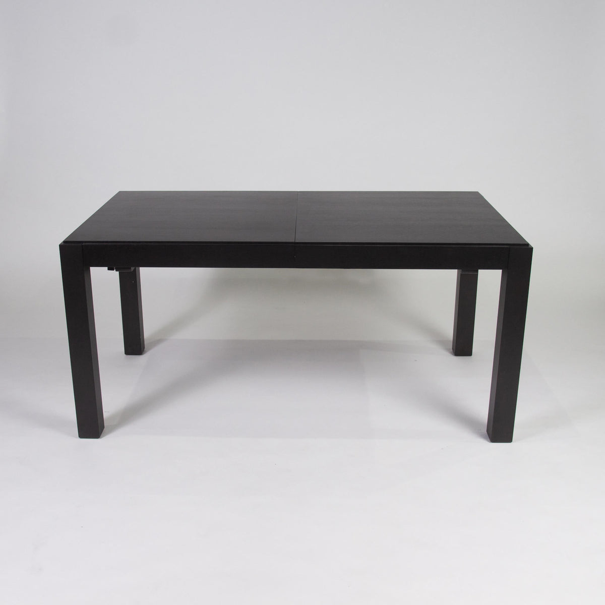 Magnus extendable dining table - black