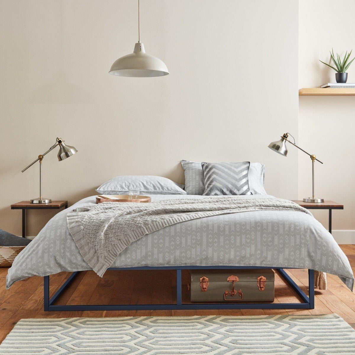 Outlet Blue metal industrial platform king size bed - Laura James
