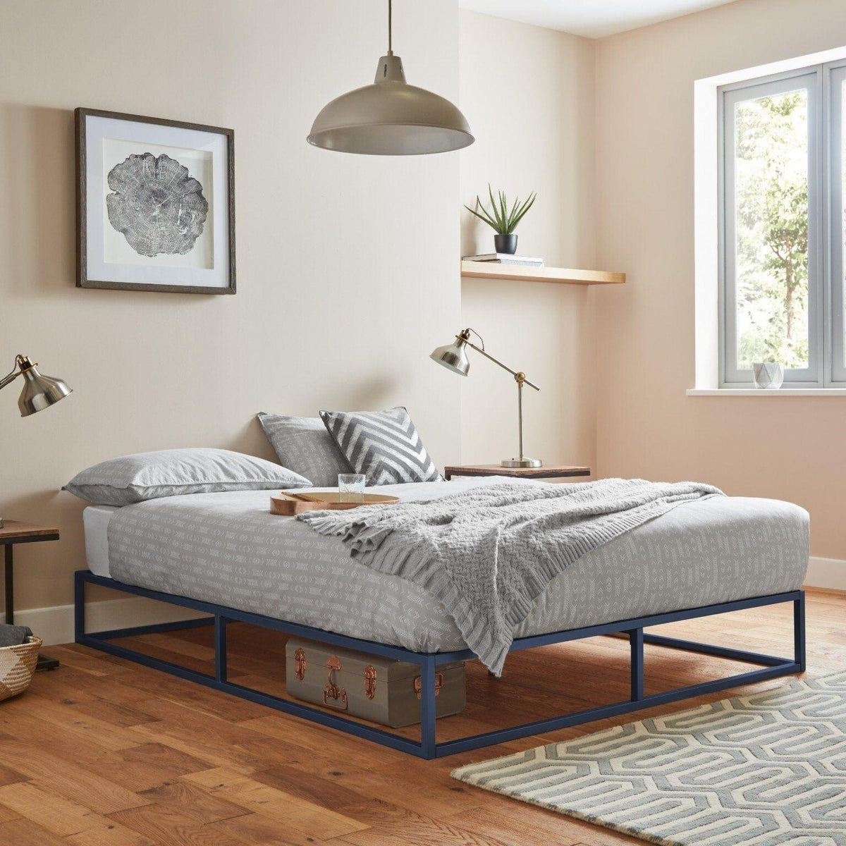 Outlet Blue metal industrial platform king size bed - Laura James