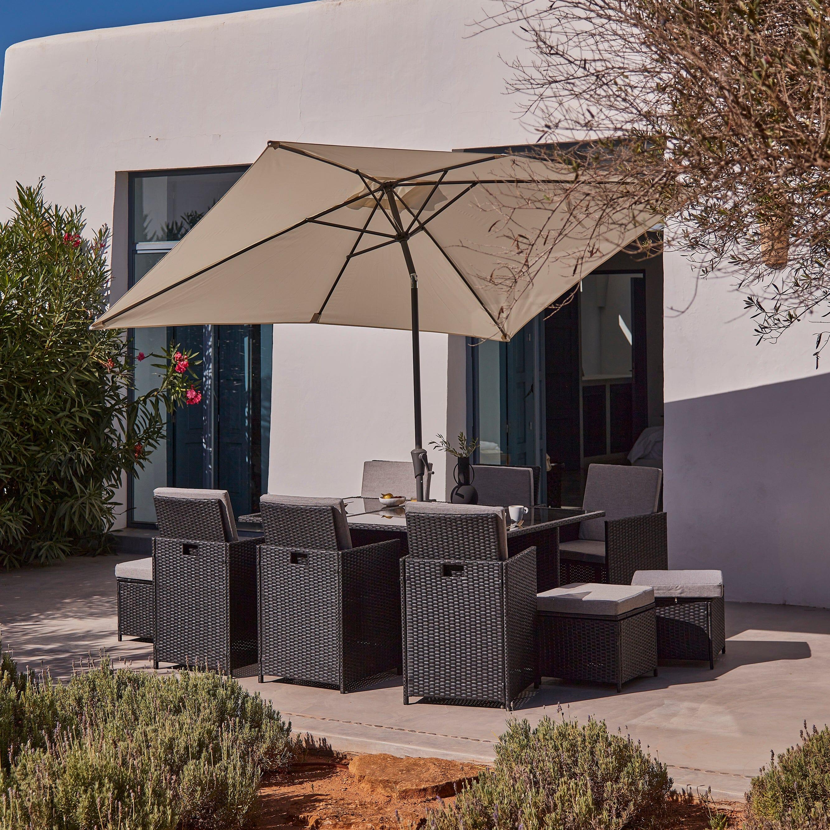 Rattan cube with parasol hole outlet