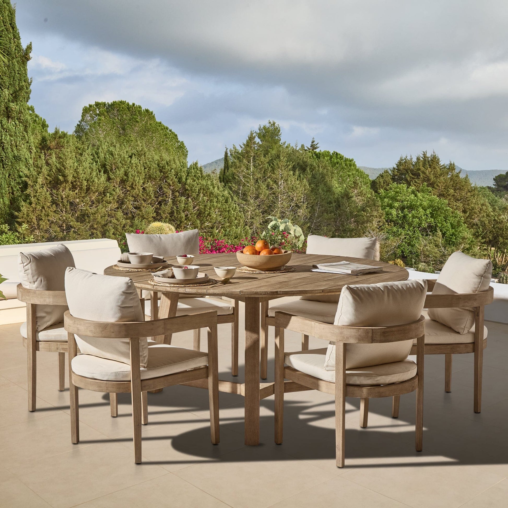6_KURO_CHAIRS_WITH_SHIRO_160CM_ROUND_TABLE