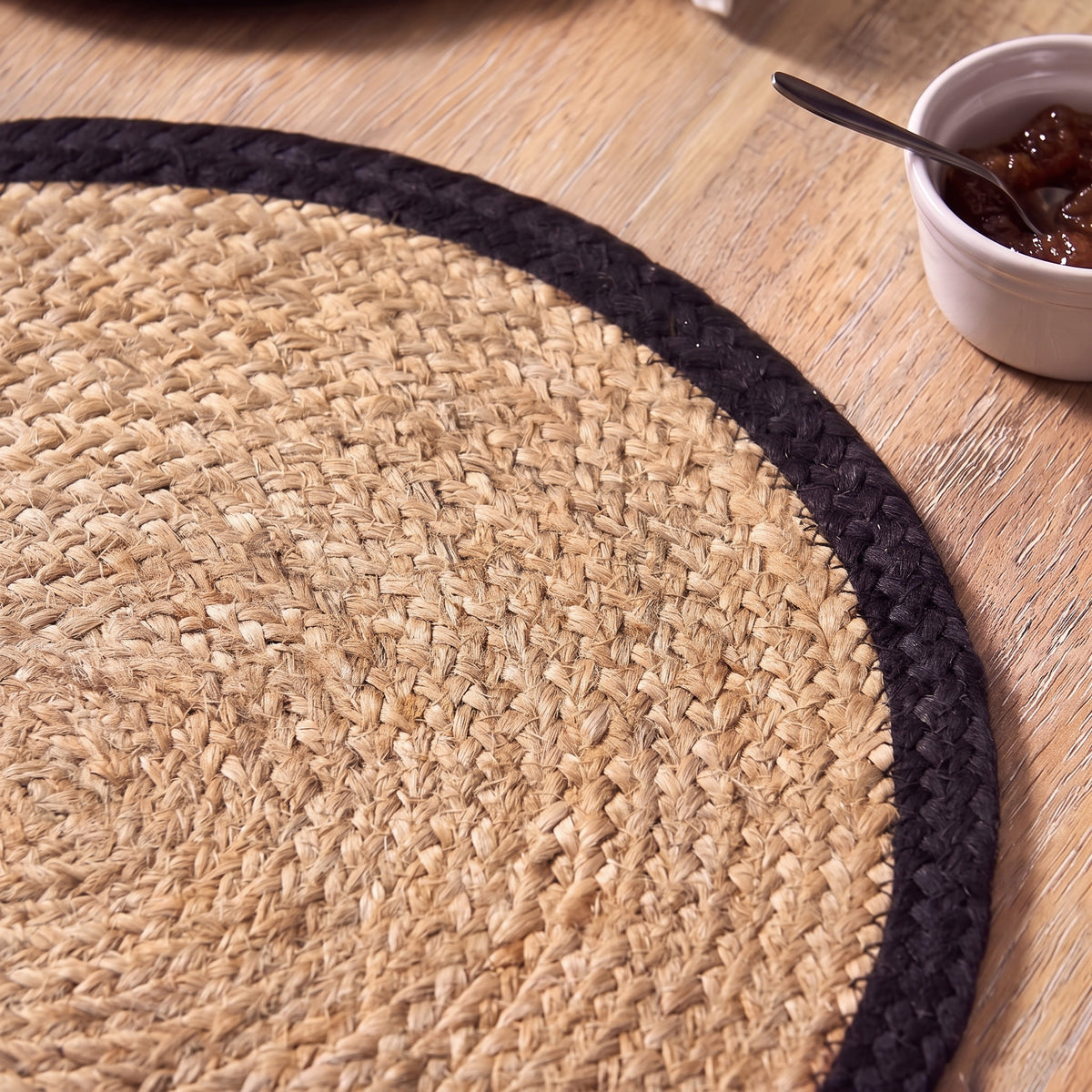 Satara 35cm Round Jute Placemats - Set of 4 - Whitewash with Black Border