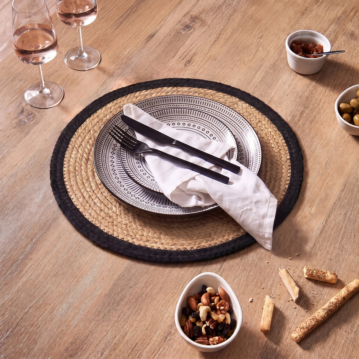 Satara 35cm Round Jute Placemats - Set of 4 - Whitewash with Black Border