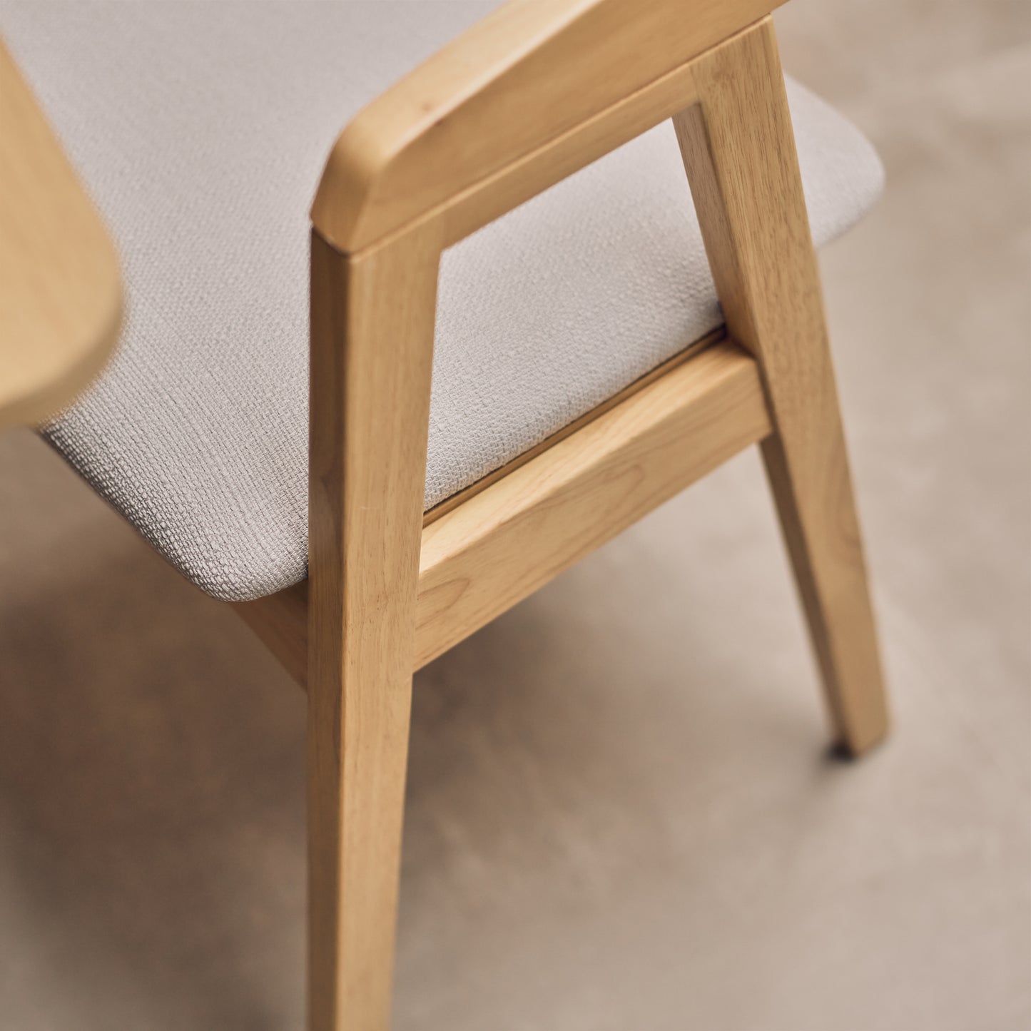 Paul_118-158cm_Extending_Dining_Table_Pale_Oak_Ella_Carver_Dining_Chairs_Fawn_Linen-12 - Laura James