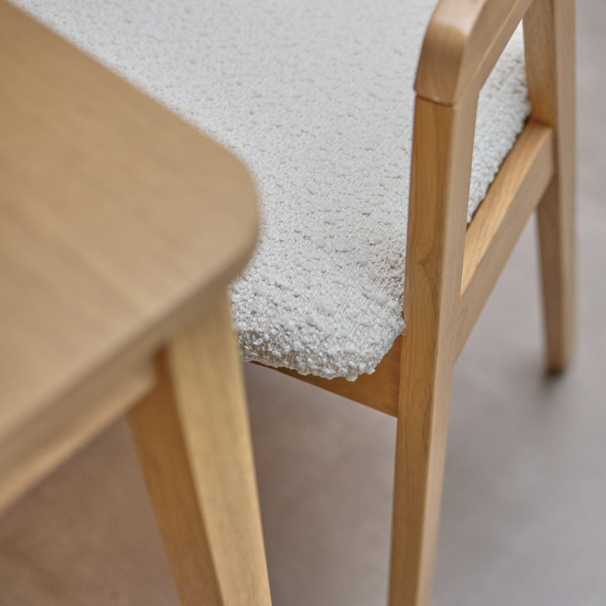 Paul_118-158cm_Extending_Dining_Table_Pale_Oak_Ella_Carver_Dining_Chairs_Off_White_Boucle-21