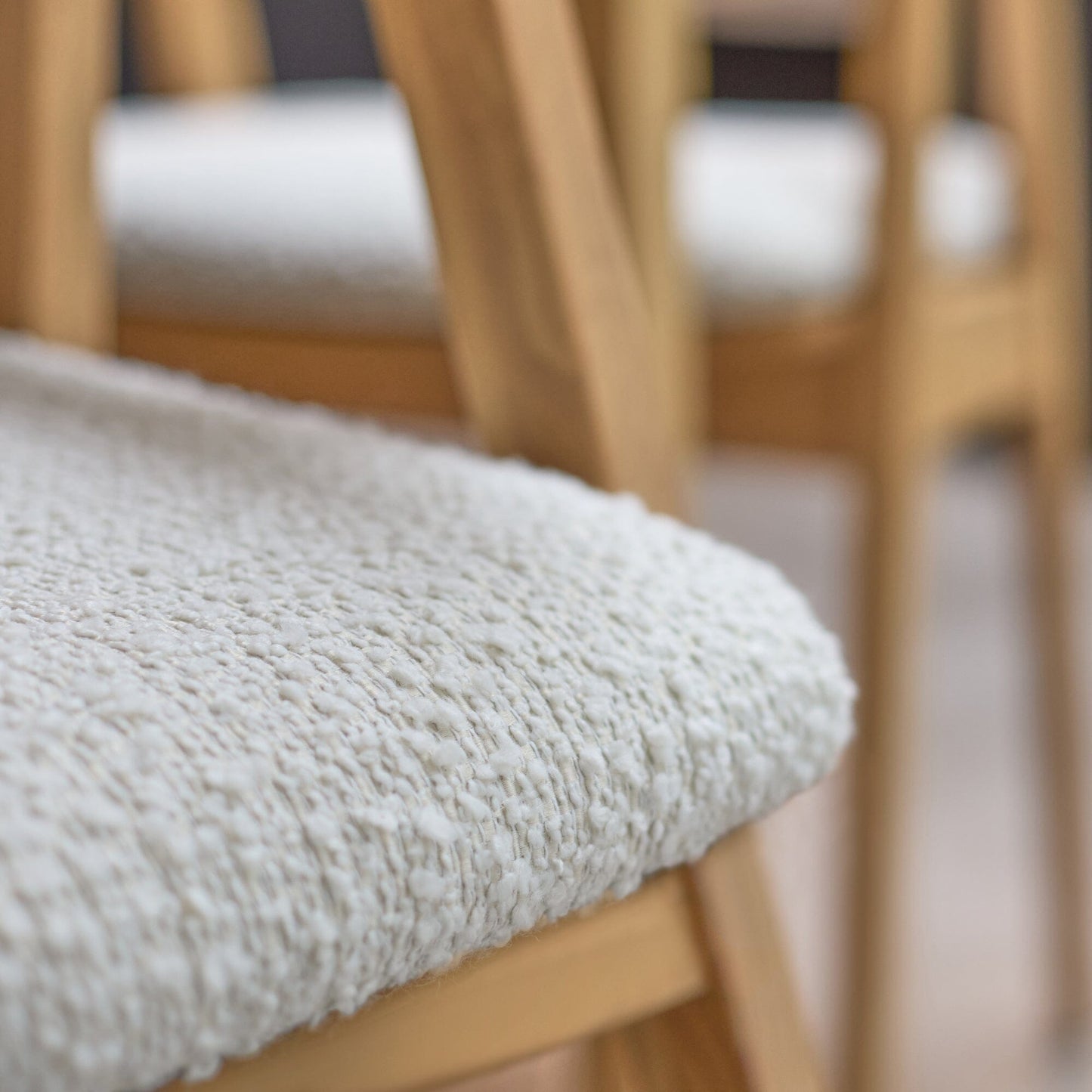 Paul_118-158cm_Extending_Dining_Table_Pale_Oak_Ella_Carver_Dining_Chairs_Off_White_Boucle-21