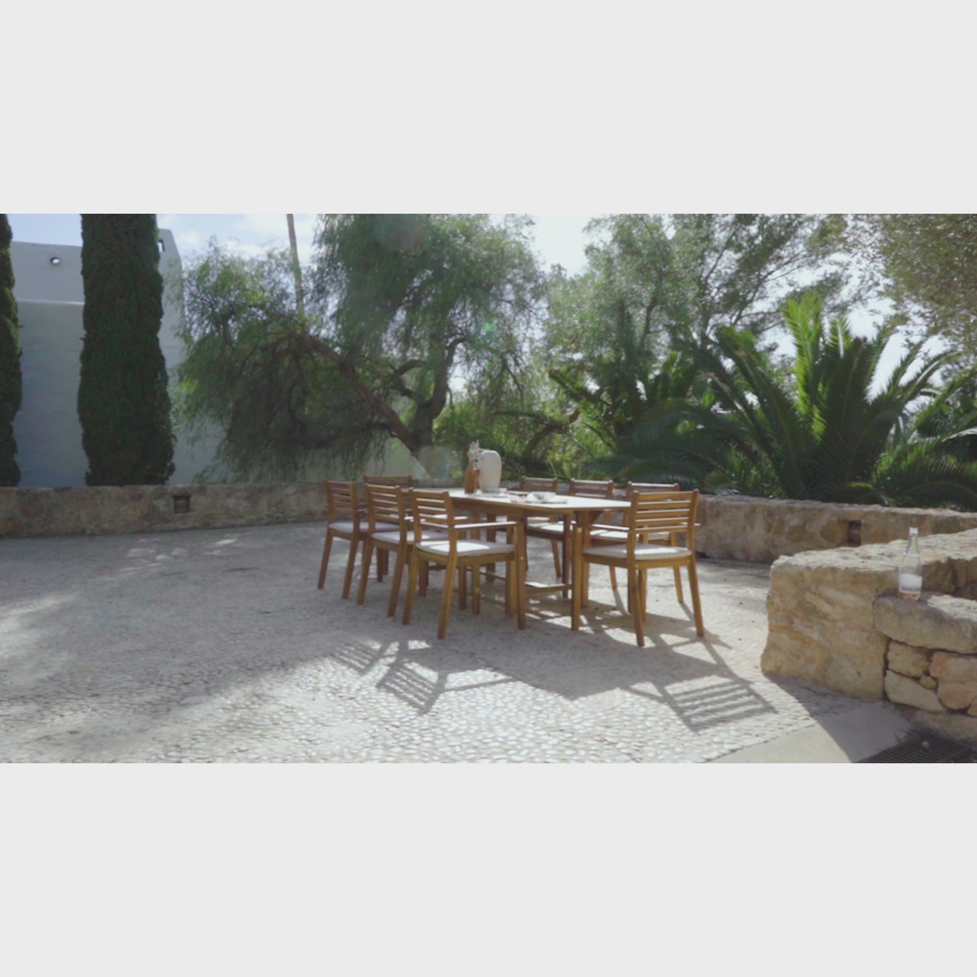 Aspen 6 Seater Wooden Extendable Garden Dining Set with Cushions & Grey Parasol - 160-240cm - Laura James